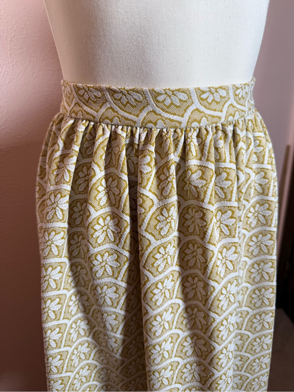 Vintage 1970’s cream harvest gold daisy high waisted double knit maxi skirt XS